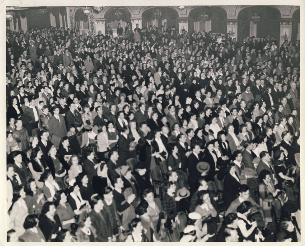 Crowd in auditorium. [PHOTO: D.O. Schultz / Rochester Theater Organ Society]