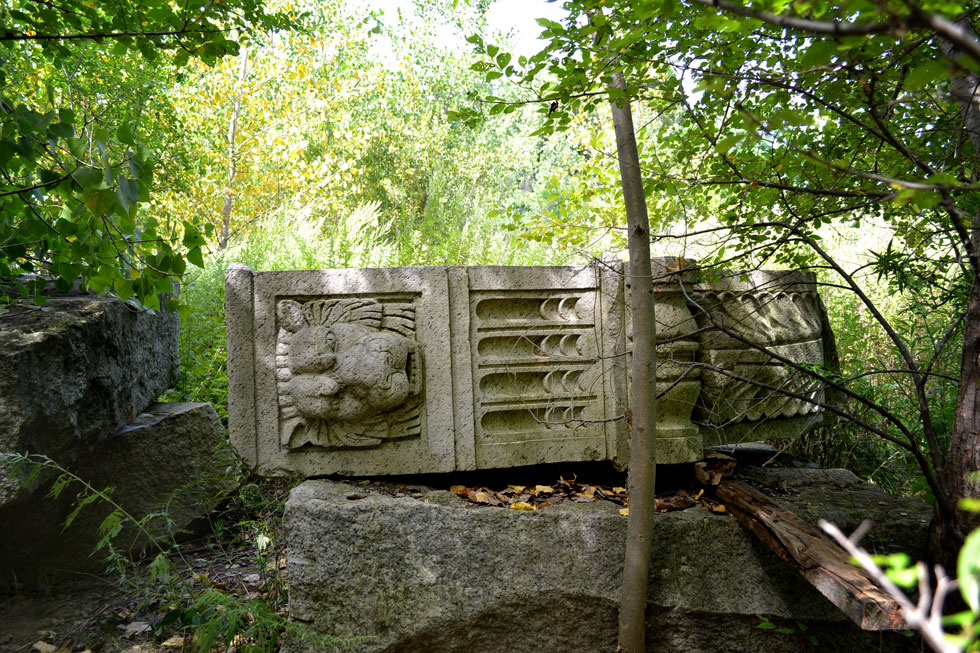 Here's hoping maybe YOU can help us solve the case of the stone lions. [PHOTO: RochesterSubway.com]