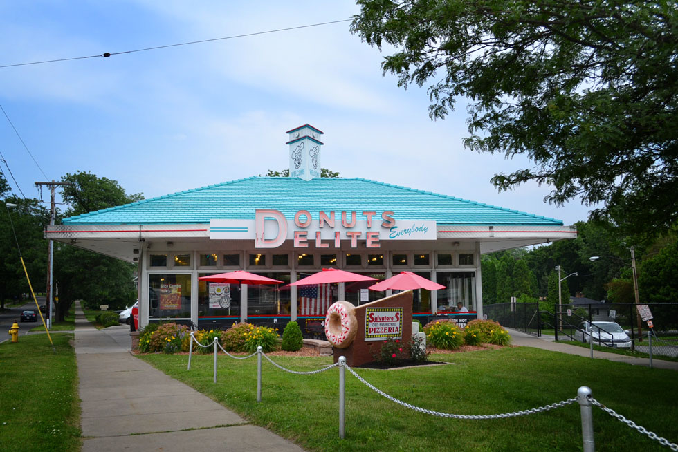 Donuts Delite was opened in 1958 by the Malley family and was a very popular hangout for nearly five decades. [PHOTO: RochesterSubway.com]