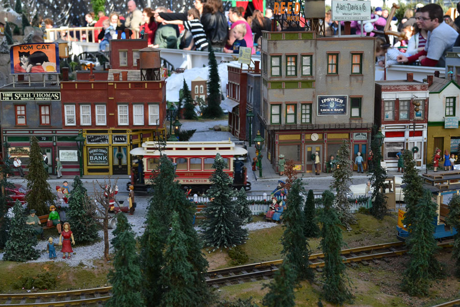 ... and trolley cars shuttled holiday shoppers between department stores.