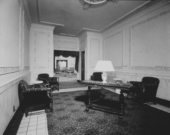 Men or women's Lounge. 1940. [PHOTO: Ossie Wieggel / George Eastman House]