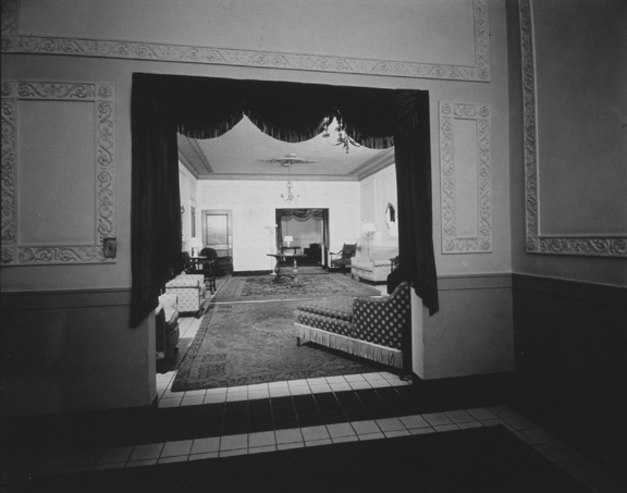 Men's or women's lounge. 1940. [PHOTO: Ossie Wieggel / George Eastman House]