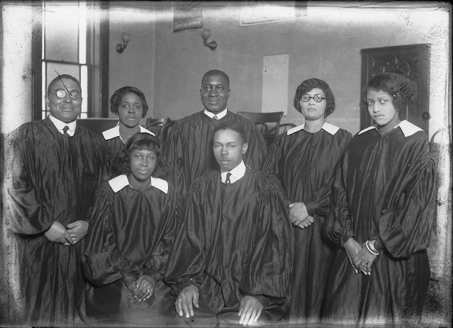 Reverand Dr. James E. Rose stands with members of the Mt. Olivet Baptist Choral Society. Rose taught African-American history, organized clubs, and was the president of the local NAACP. 1924. [PHOTO PROVIDED BY: Landmark Society]