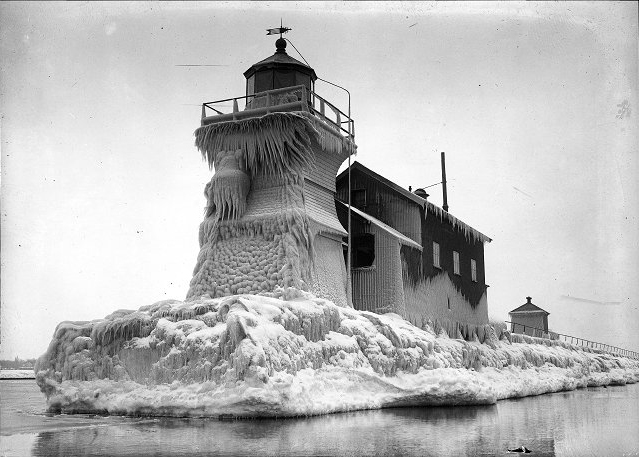 The lighthouse on the west pier, 1916. [PHOTO: From the Albert R. Stone Negative Collection, Rochester Museum & Science Center, Rochester, NY.]