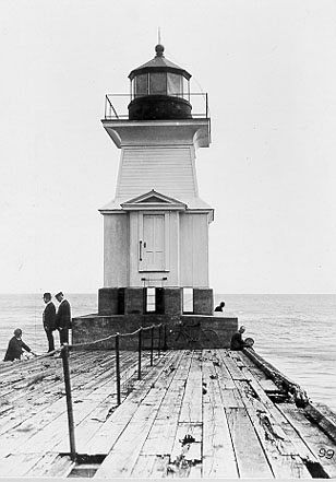 The tower on the east pier, 1902. [PHOTO: Source unknown.]