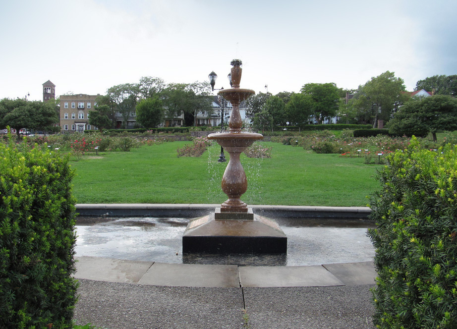 Fountain at Maplewood Park. [IMAGE: Doug Kerr]
