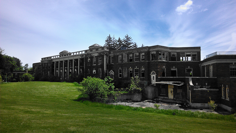 The abandoned Iola Tuberculosis Sanatorium, Nurses' Building. [PHOTO: Mike Bouwmeester]