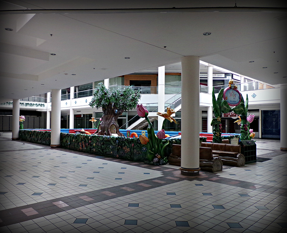 Abandoned Medley Centre / Irondequoit Mall. Rochester, NY. [IMAGE: Snoop Junkie]