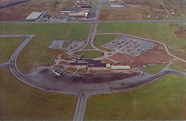 An acre or more of concrete permitted planes to taxi right up to the terminal. Parking for cars was, of course, ample with plenty of open space to expand. [IMAGE: Rochester Public Library Local History Division]