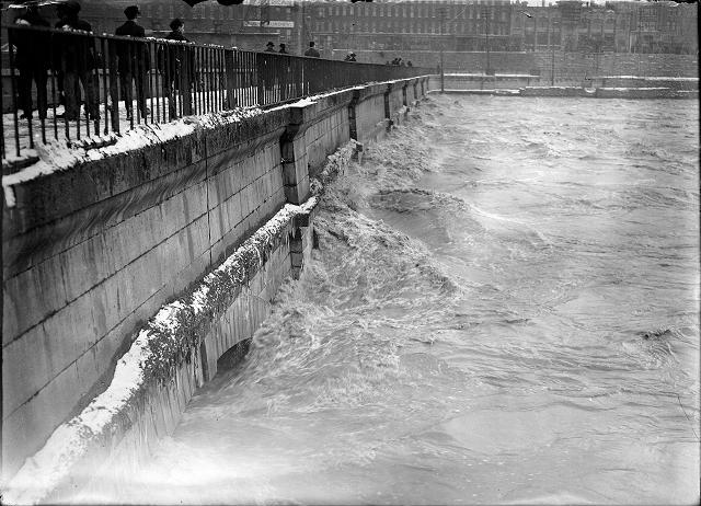 Flood waters swirl around the aqueduct near Broad Street, looking toward South Avenue. March, 1913. [IMAGE: Albert R. Stone]