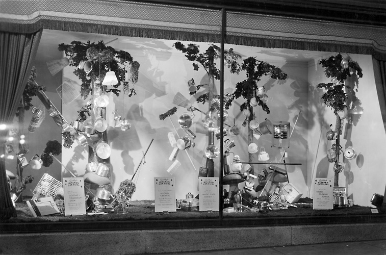 A Sibley's window display featuring various kitchen items. 1940. [PHOTO: Rochester Public Library]