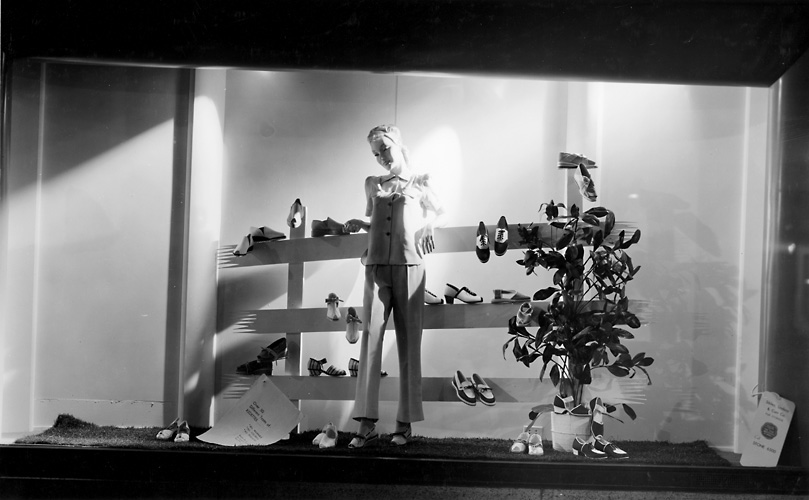 A Sibley's window display of women's shoes. c.1940. [PHOTO: Rochester Public Library]