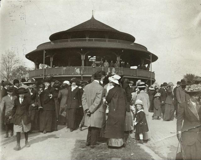 A crowd at the Ellwanger & Barry Children's Pavilion in Highland Park (1913).