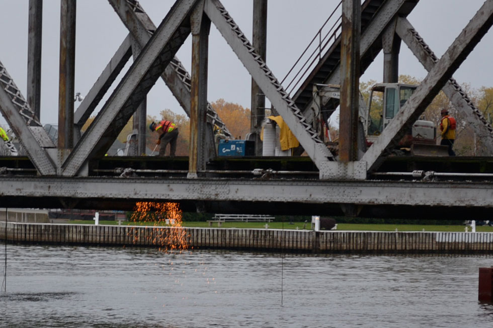 The Hojack Swing Bridge being demolished. [PHOTO: RochesterSubway.com]