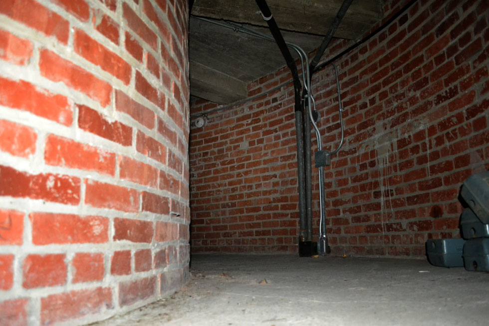 Oh good, a long narrow dungeon. [PHOTO: RochesterSubway.com]