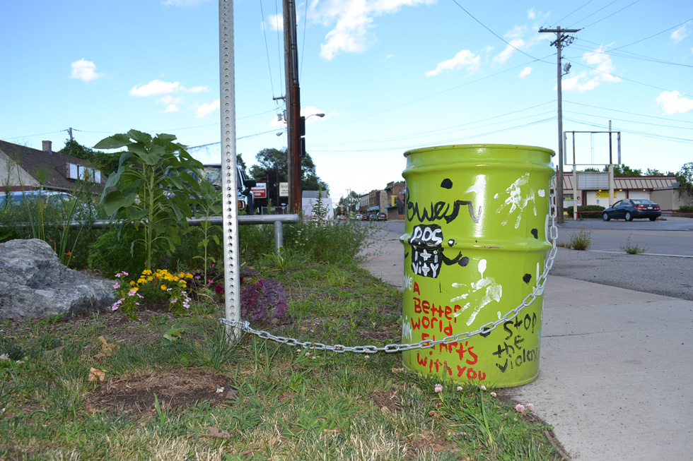 A trash can with a message along Rochester's El Camino Trail. [PHOTO: RochesterSubway.com]